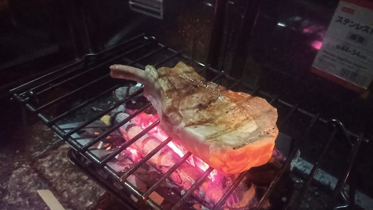 セリアの焚き火台で豚リブステーキ