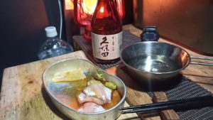 キャンプでノドグロの刺身と日本酒久保田