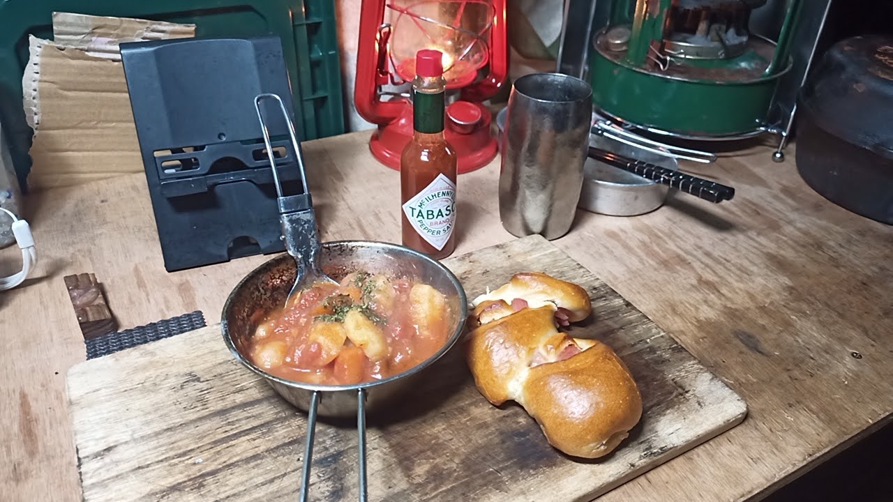 キャンプ飯、トマトスープとパン