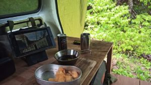 キャンプの食後のコーヒーとポテトチップス