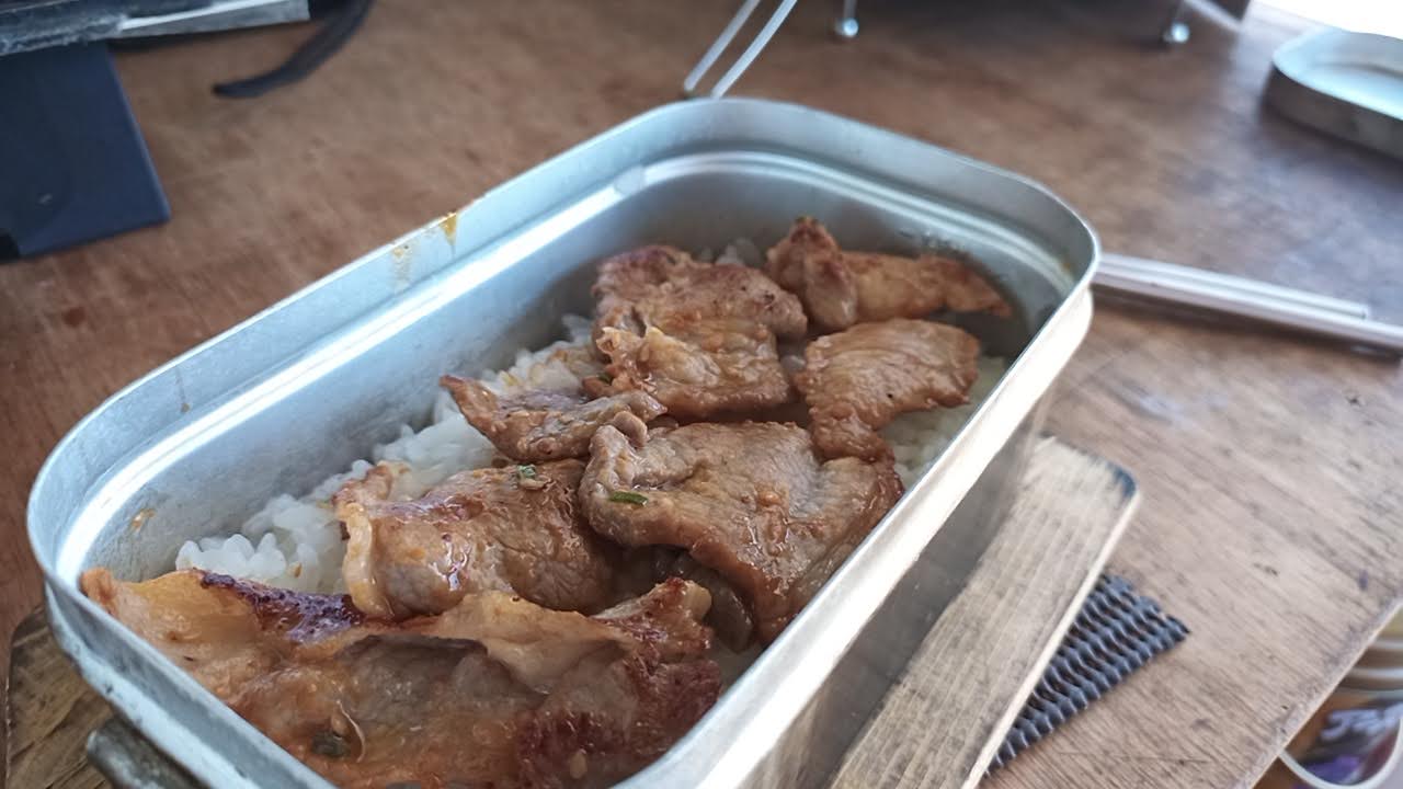 ダイソーメスティンで白飯と豚の生姜焼き