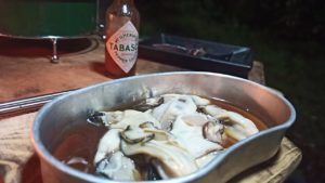 キャンプで生牡蠣を食べる
