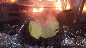 焚き火で焼き芋