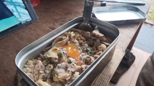 メスティン鶏鍋と生卵