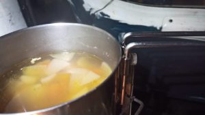 コンソメ風味の鶏団子鍋