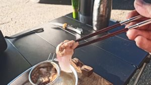 キャンプでカワハギの刺身