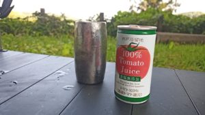 キャンプの朝にトマトジュース