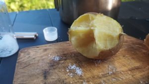 茹で上がった新ジャガイモと塩