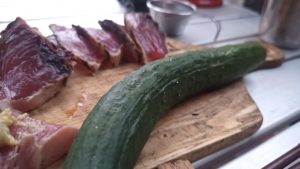 キャンプでキュウリ