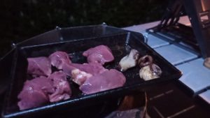 ダイソーの鋳物鉄板で鶏レバー焼肉
