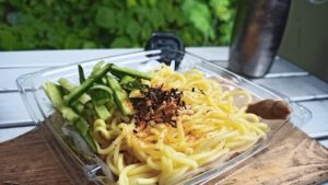 キャンプの朝食で冷やし中華