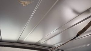 軽バンの屋根は薄い鉄板