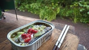 ダイソーの缶詰とネギ、唐辛子