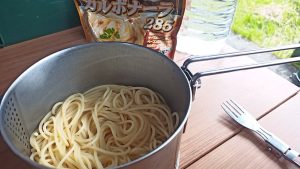 キャンプでカルボナーラ