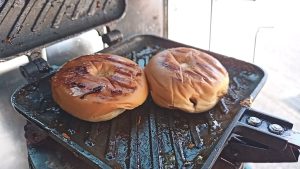 ホットサンドメーカーであんパンを焼く