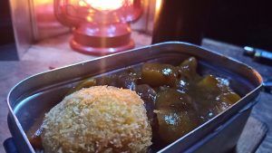 キャンプでコロッケカレー