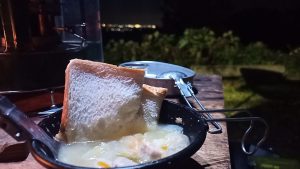 クリームシチューと食パン