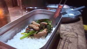 ニラ、ほるもんと白飯