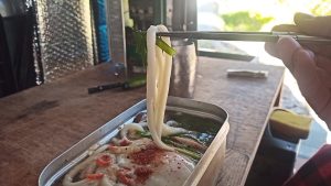 メスティンでピリ辛月見うどん