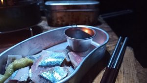 キャンプでサンマの刺身
