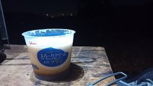 キャンプのデザートでプリン