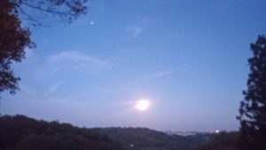 キャンプでの満月