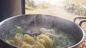 キャンプで煮込みラーメン