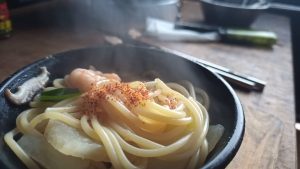 キャンプの朝食でスープパスタ