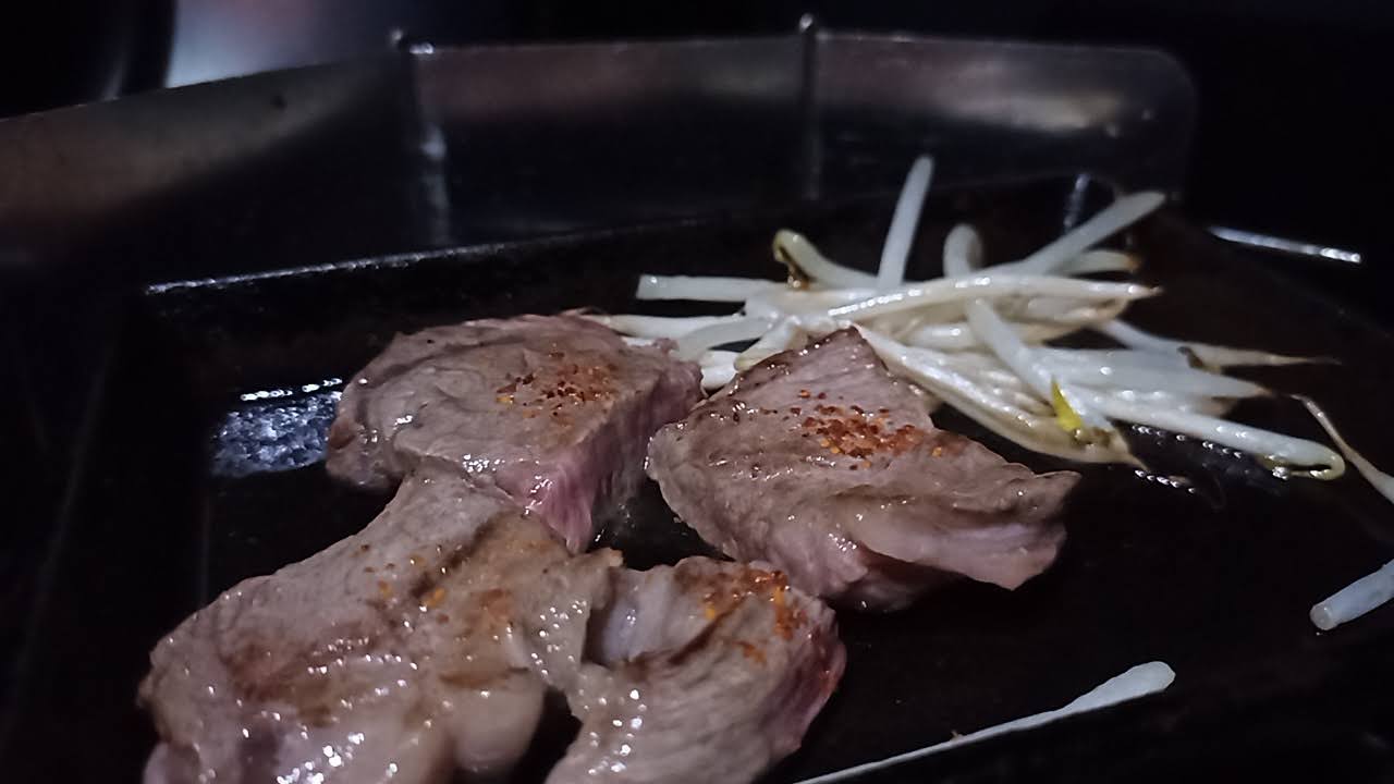牛カットステーキの鉄板焼き