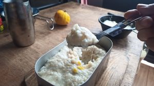 キャンプの朝食にトロロご飯と柚子