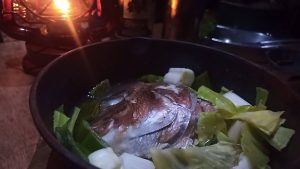 鉄鍋で鯛のカブト煮