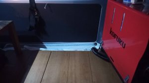 軽バンにFF式ファンヒーターを設置