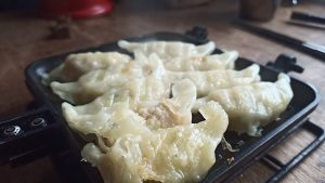 ホットサンドメーカーで焼いた100円餃子