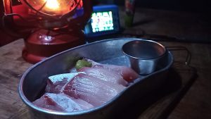 キャンプでブリの刺身