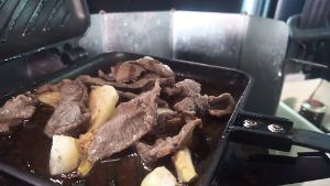 鋳物鉄板と牛バラ肉焼き