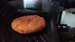 ホットサンドメーカーでコロッケ