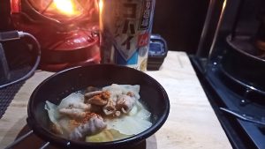 キャンプでモツ鍋（味噌ベース醤油）