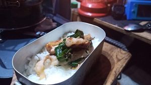 炊き立てのご飯とホルモン焼き