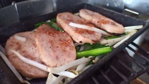 日進ハムともやしの鉄板焼き