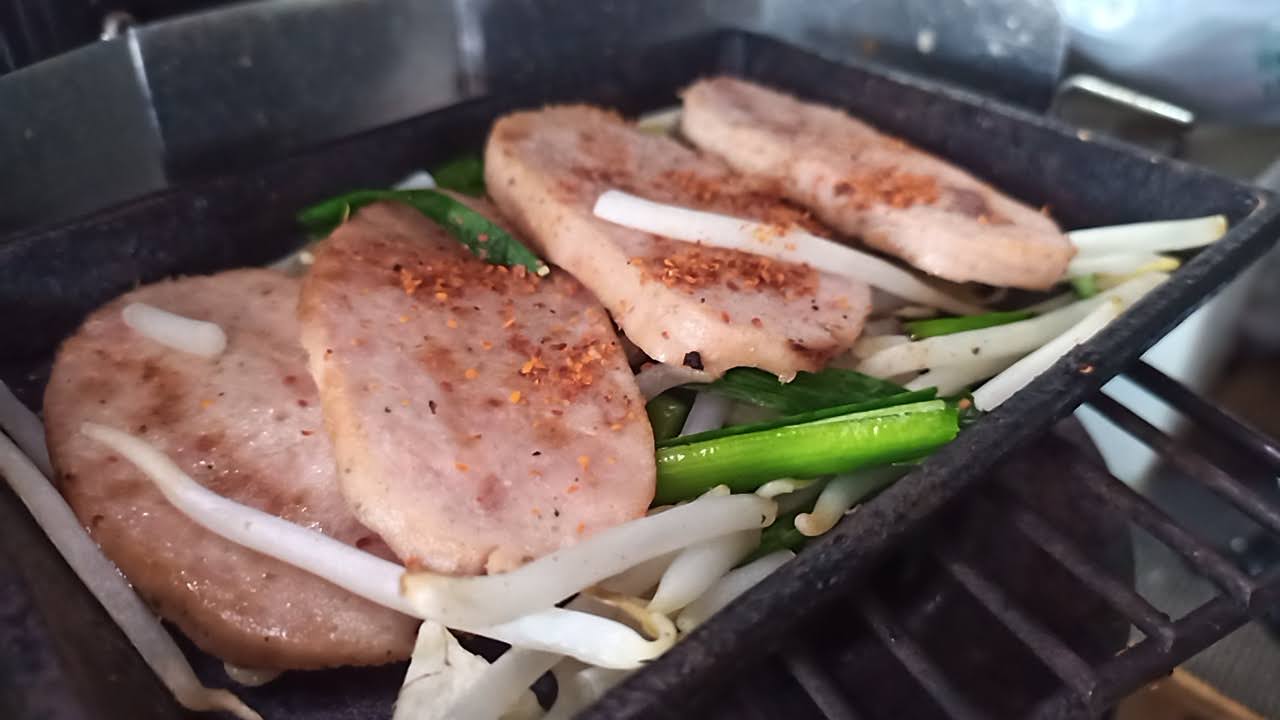 日進ハムともやしの鉄板焼き