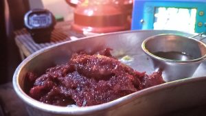 キャンプでクジラのユッケ