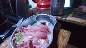 キャンプでブリの刺身