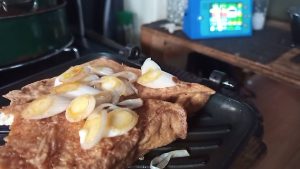 ホットサンドメーカーで油揚げを焼く