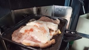 豚ロースステーキにとろけるチーズ