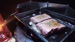 黒鉄鉄板で牛カットステーキ