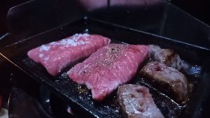 ダイソーの鋳物鉄板で牛カットステーキ