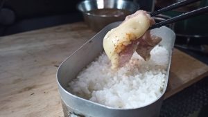 ポークステーキとメスティン白飯