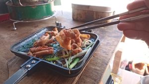 ホットサンドメーカーとホルモン、ニラ、モヤシ