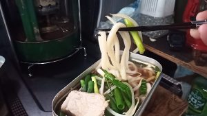 メスティンうどんとモヤシ、小ネギ