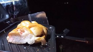 ホットサンドメーカーでベーコンパンを焼く